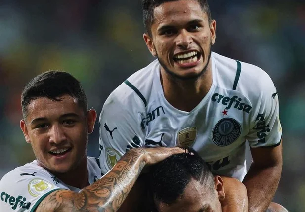 Jogadores do Palmeiras comemoram vitória sobre o Cuiabá