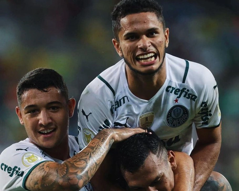 Jogadores do Palmeiras comemoram vitória sobre o Cuiabá