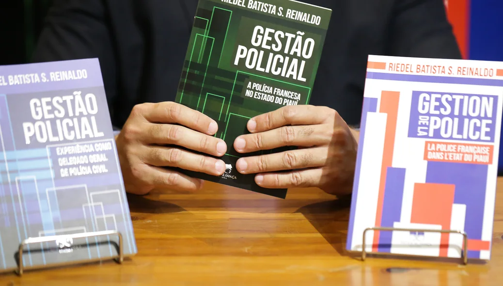 Livro sobre suas experiências como Delegado Geral
