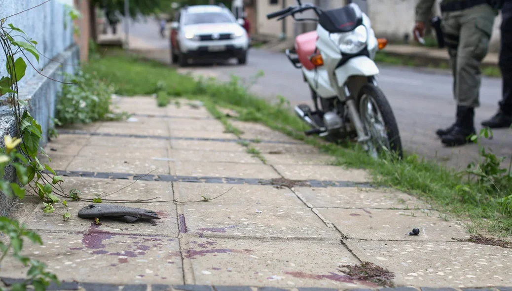 Marcas de sangue no local onde os bandidos foram atropelados