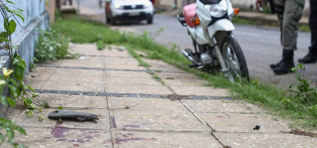 Marcas de sangue no local onde os bandidos foram atropelados