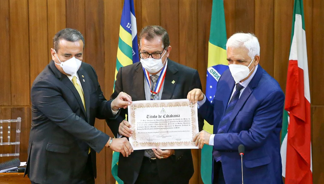 Ministro recebendo título
