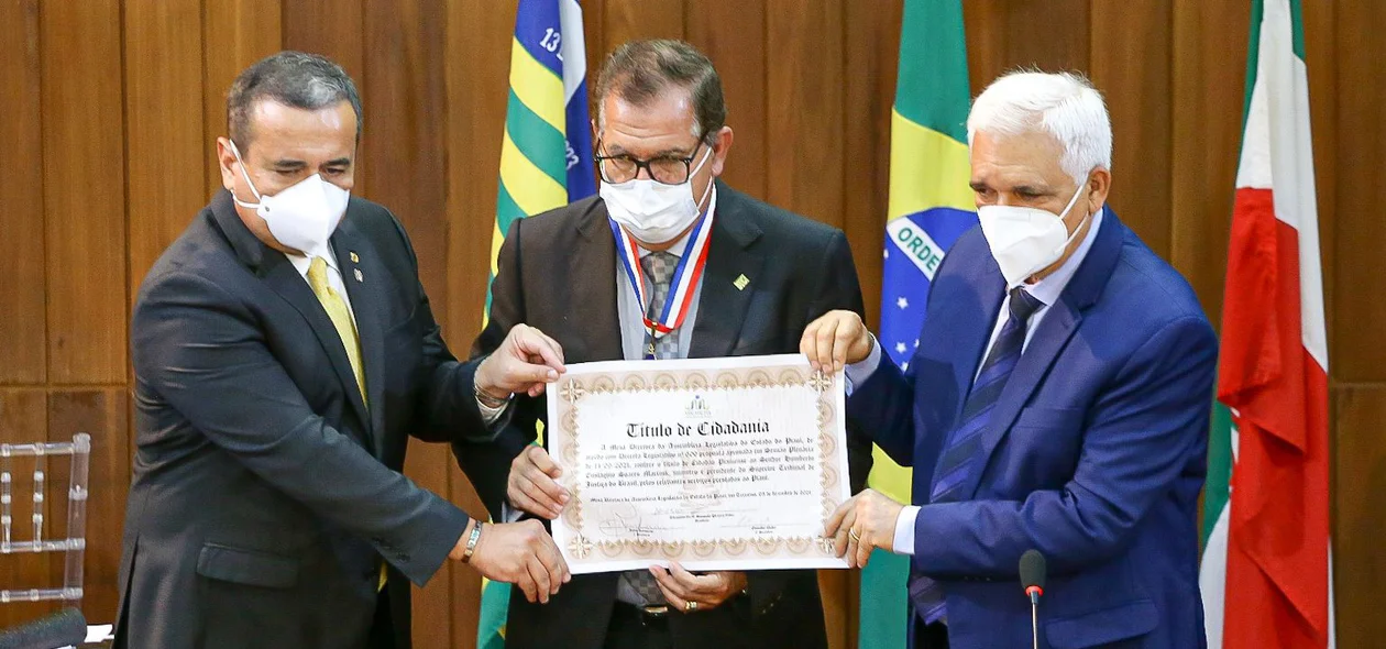 Ministro recebendo título