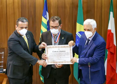Ministro recebendo título