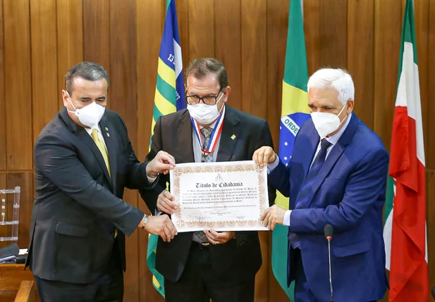 Ministro recebendo título
