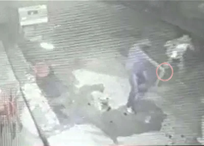 Momento em que um dos assaltantes efetua disparos de arma de fogo contra a vítima, no residencial Mário Covas, nesta terça-feira (21).