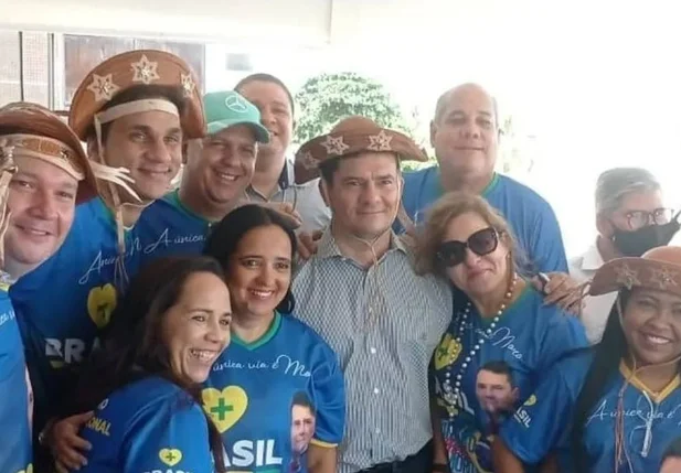 Moro adere à tradição do presidenciável com chapéu nordestino