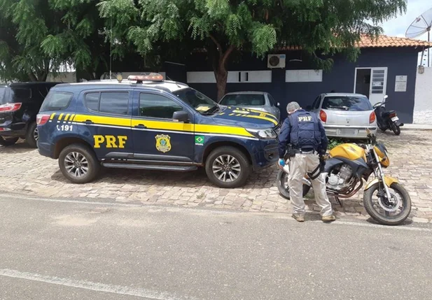 Motocicleta apreendida pela PRF em Oeiras