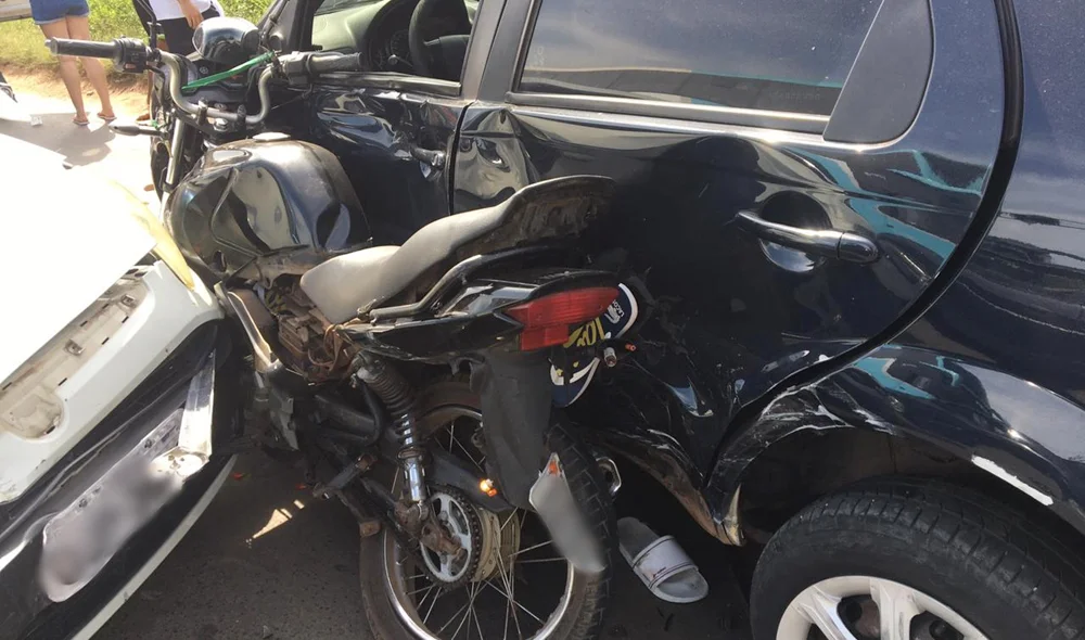 Motocicleta imprensada entre dois carros na BR 343
