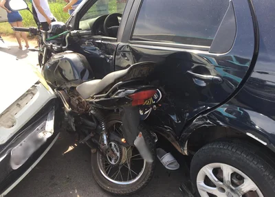 Motocicleta imprensada entre dois carros na BR 343
