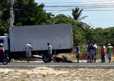 Motociclista fica ferido após colidir na traseira de caminhão em Parnaíba