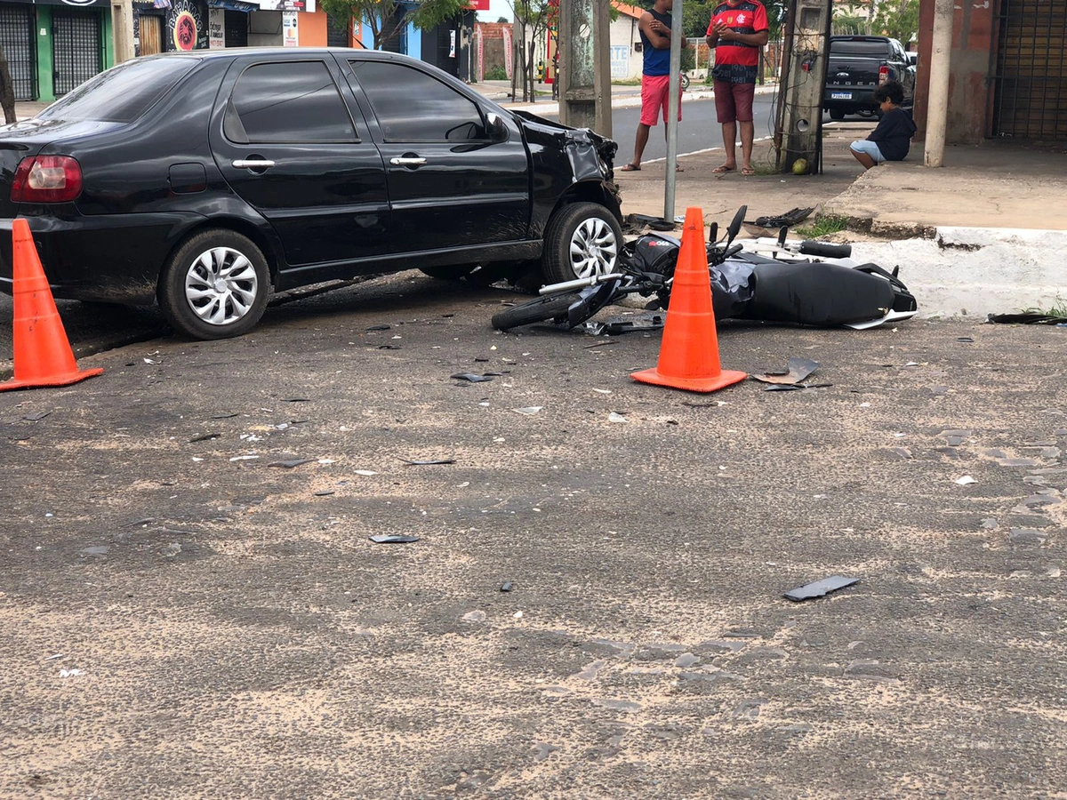 Motociclista morre após colisão entre carro e moto na Zequinha Freire