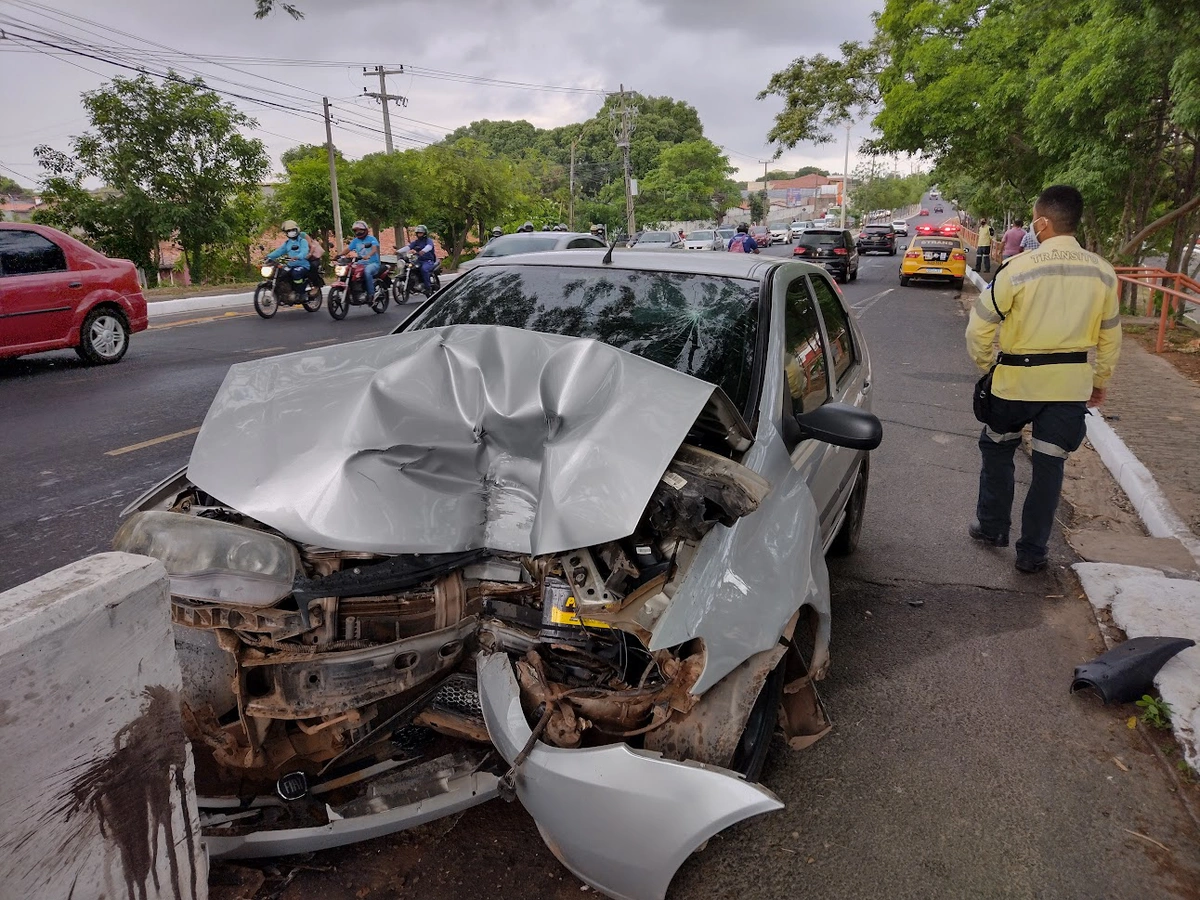 Mulher morre após bater carro na Ponte da Primavera em Teresina