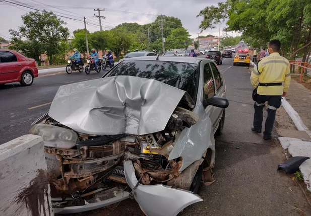 Mulher morre após bater carro na Ponte da Primavera em Teresina