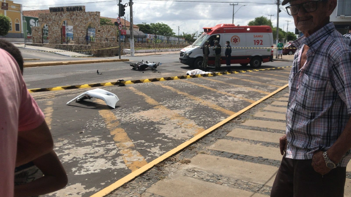 Mulher morre em colisão entre carro e moto em Parnaíba