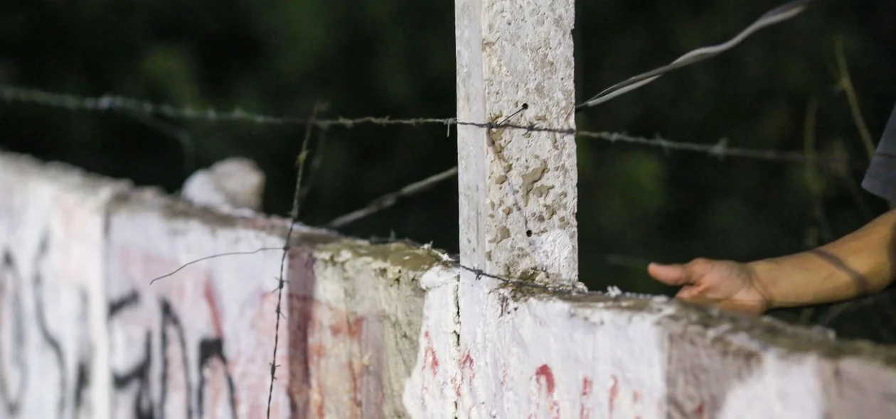 Muro onde a moto bateu