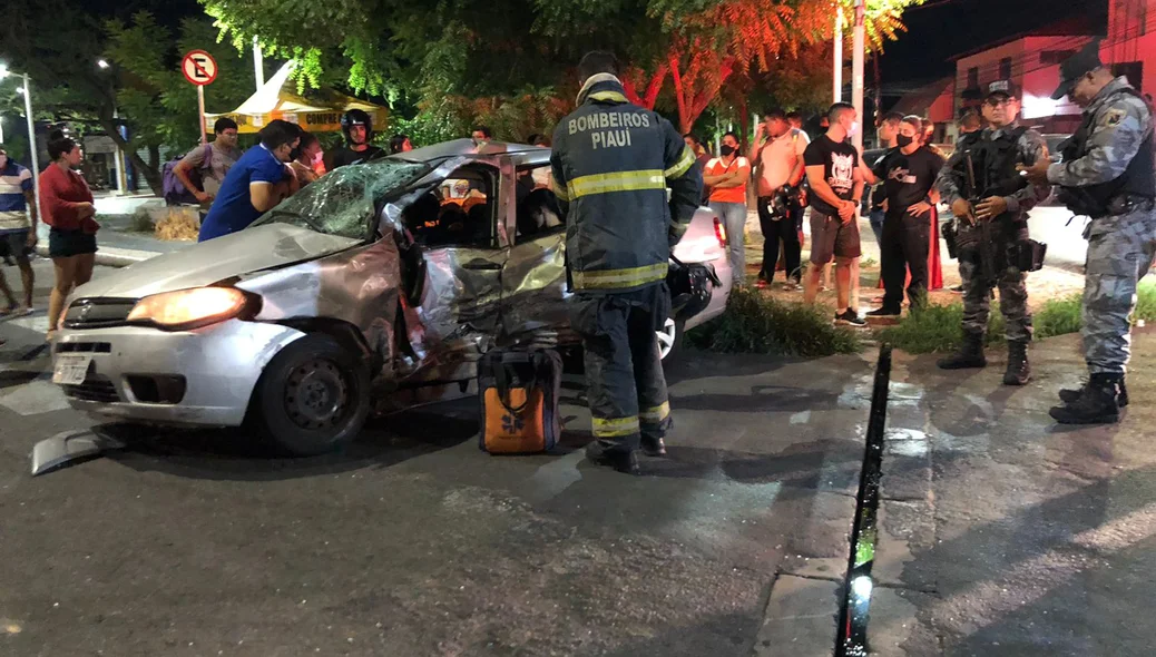 O condutor do Fiat Siena morreu no local do acidente