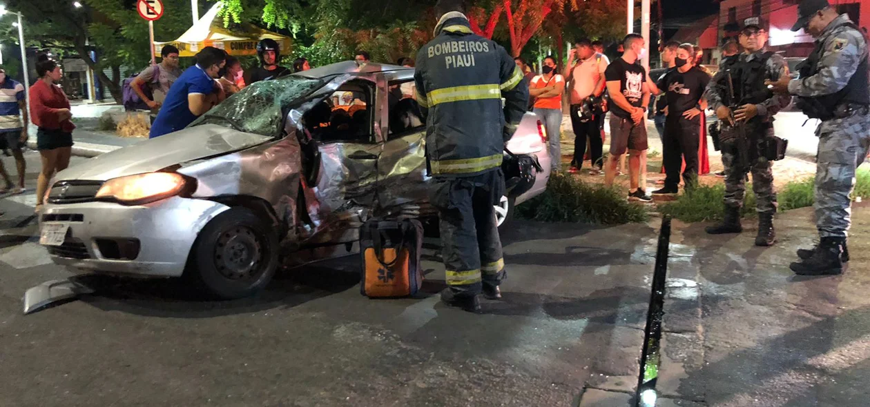 O condutor do Fiat Siena morreu no local do acidente