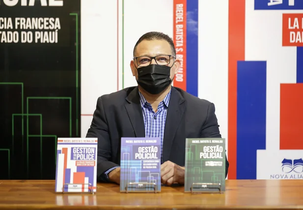 O livro tem a intenção de contribuir no avanço das Polícias Civis