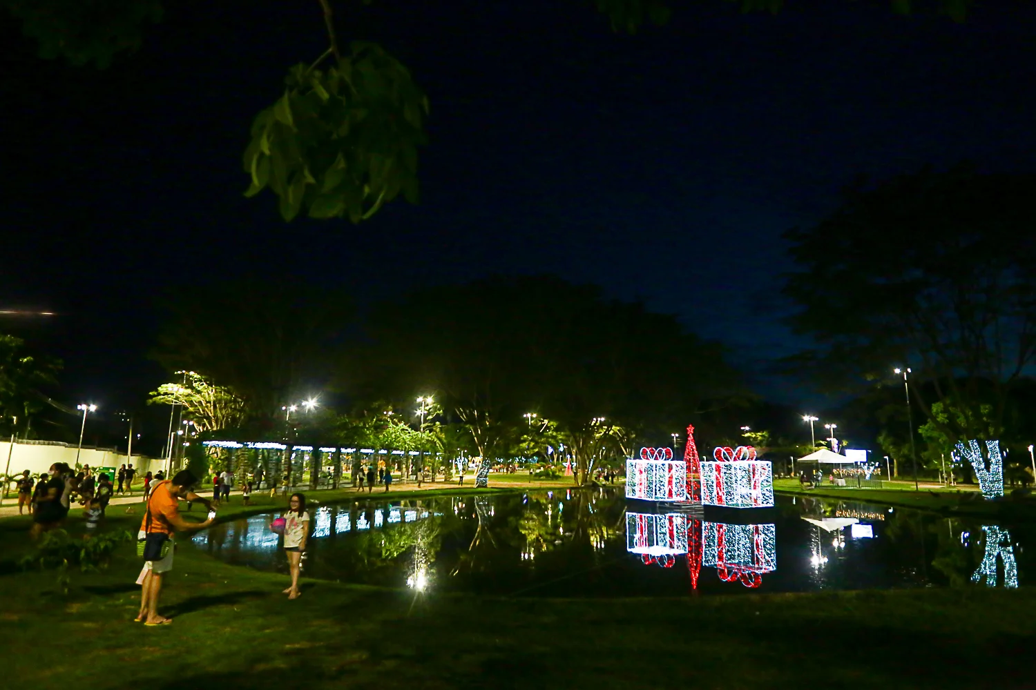 Parque Linear também recebe decoração natalina - Vero