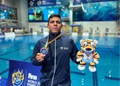 Piauiense Kawan Pereira com a medalha de ouro no mundial jr. de saltos ornamentais