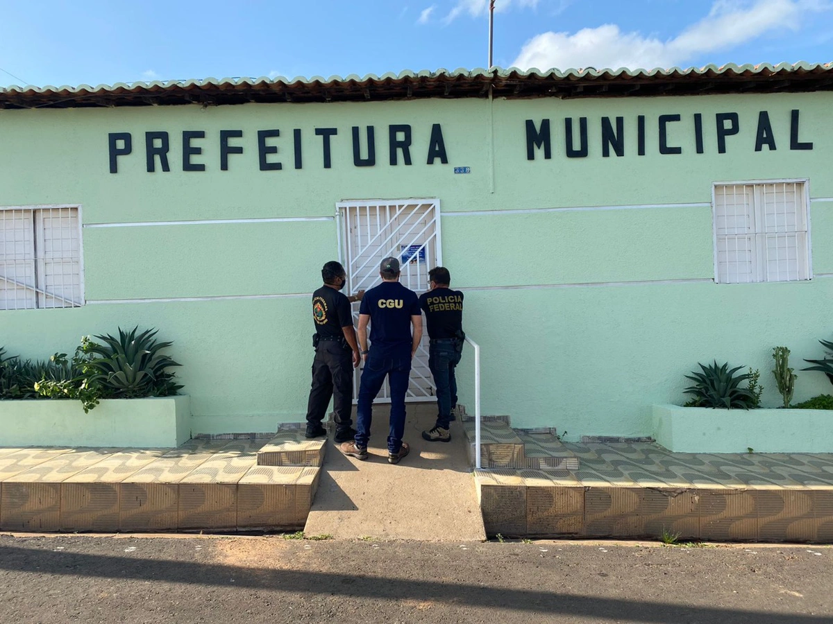 Polícia na sede da Prefeitura de São Luís do Piauí