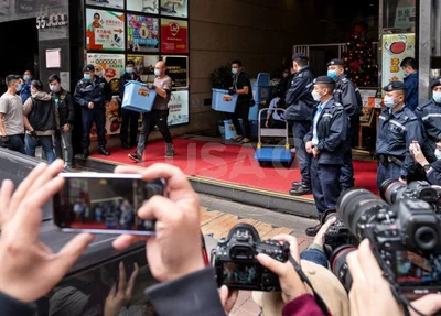 Polícia prende jornalistas em Hong Kong
