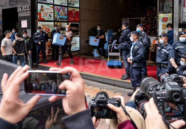 Polícia prende jornalistas em Hong Kong