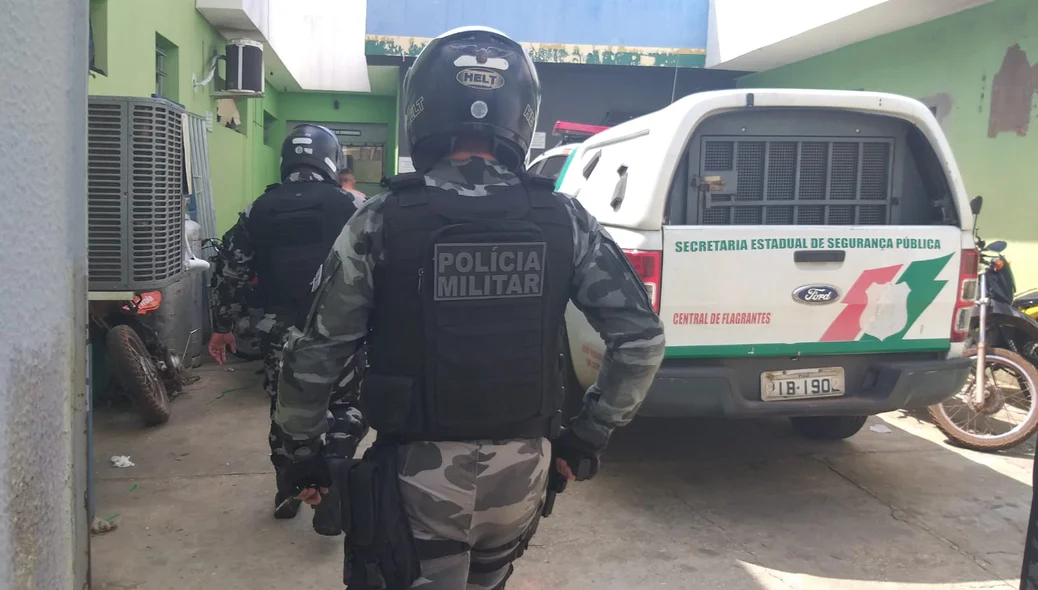 Policiais fazendo condução do acusado