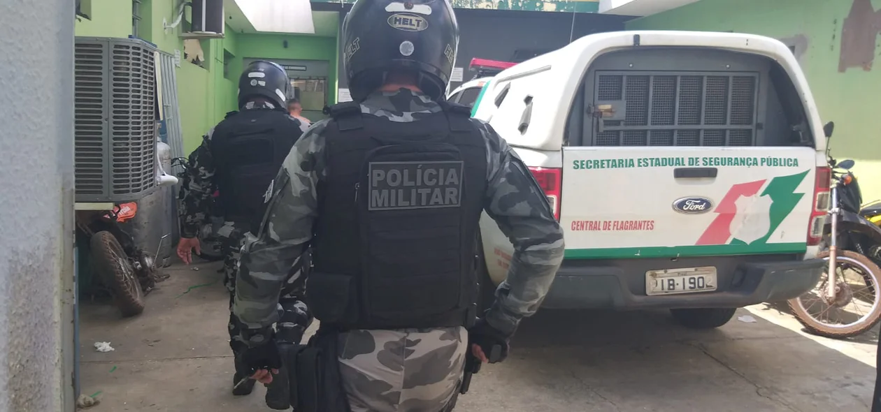 Policiais fazendo condução do acusado