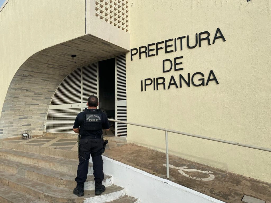 Policial na sede da Prefeitura de Ipiranga do Piauí