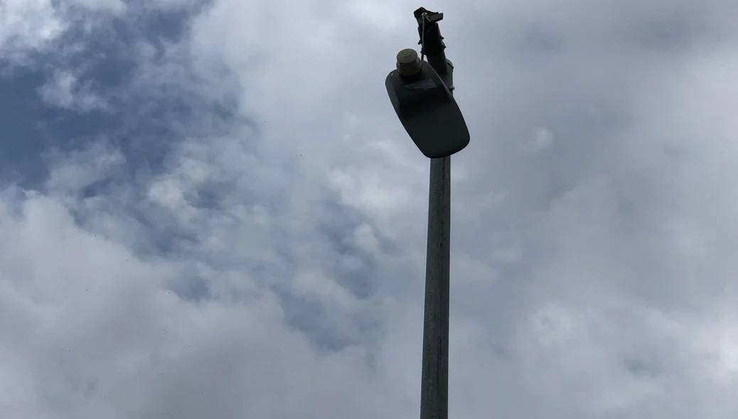 Poste vandalizado