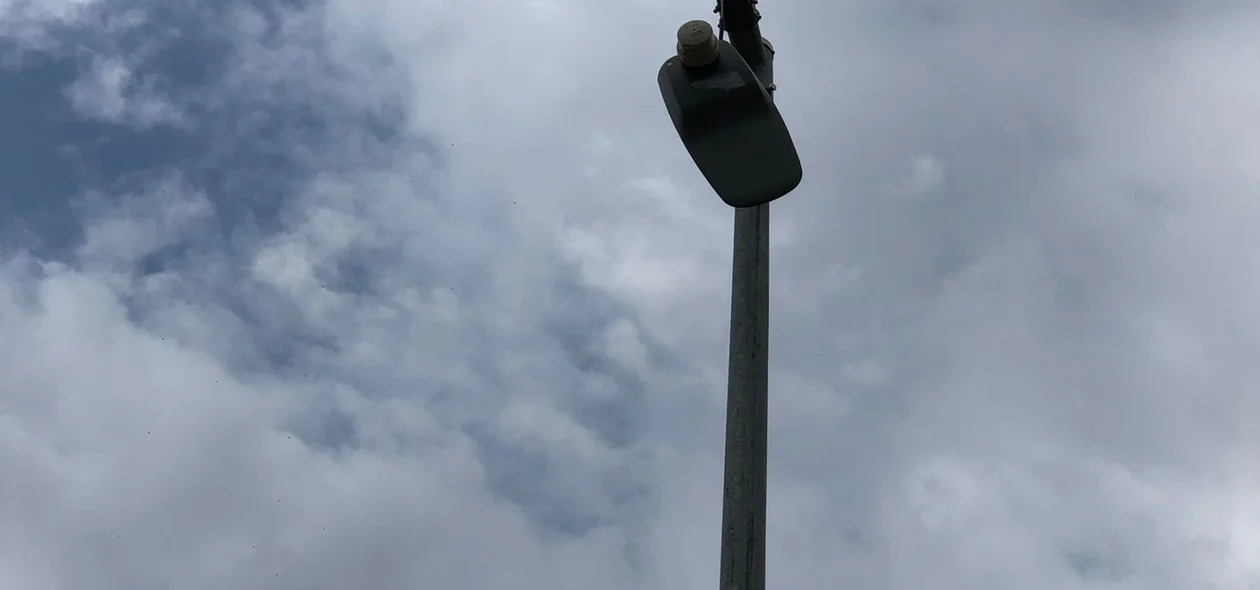 Poste vandalizado