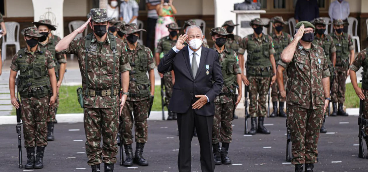 Prefeito de Teresina, Dr. Pessoa, durante solenidade no 2º BEC