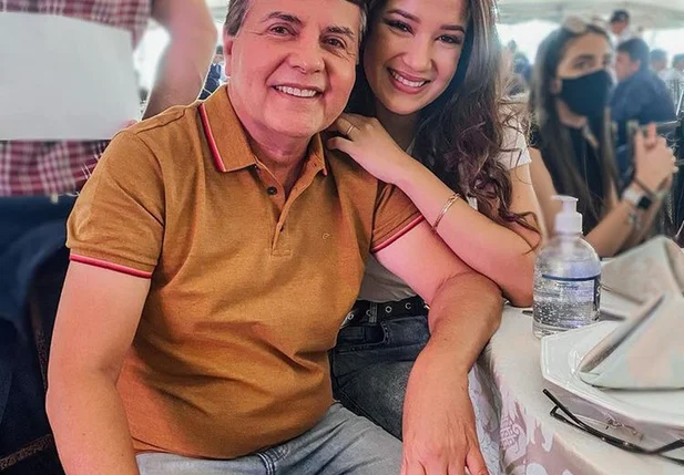 Prefeito João Luiz e sua namorada, a influencer Iana Perez