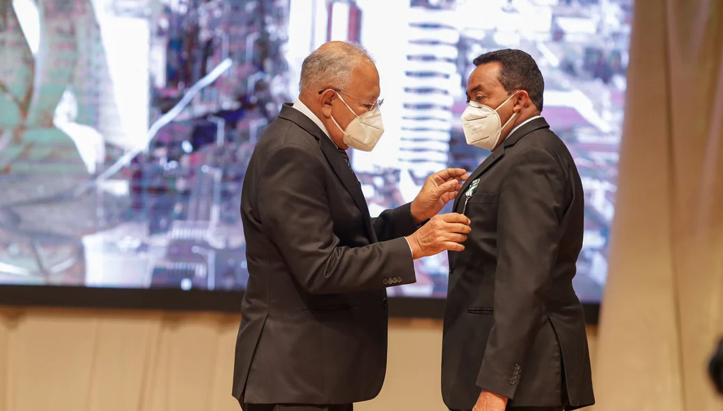 Prefeito Joel Rodrigues recebendo a medalha