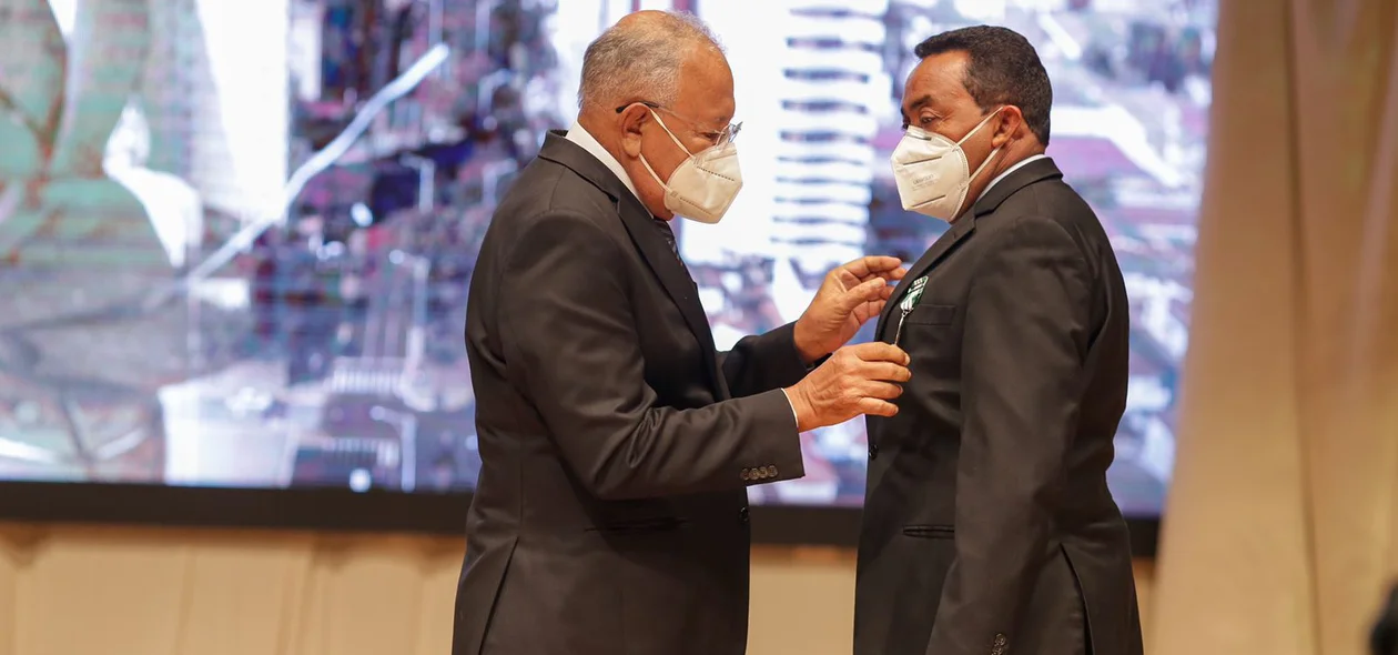 Prefeito Joel Rodrigues recebendo a medalha