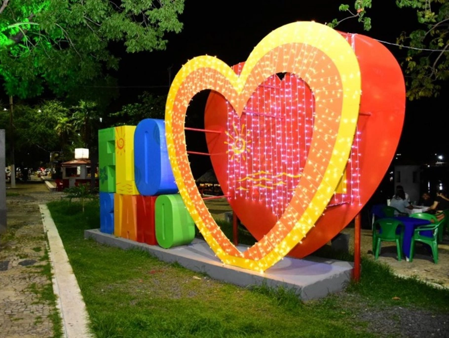 Prefeitura de Floriano enfeita cidade para festas de fim de ano