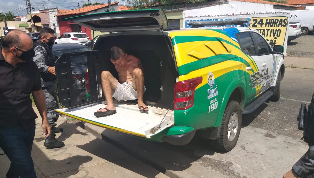 Preso sendo conduzido para a Central de Flagrantes