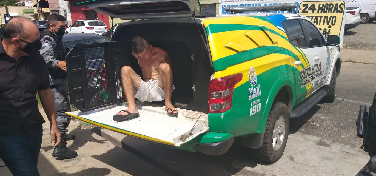 Preso sendo conduzido para a Central de Flagrantes