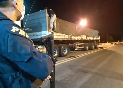 PRF-PI apreende carga de cigarro contrabandeado.