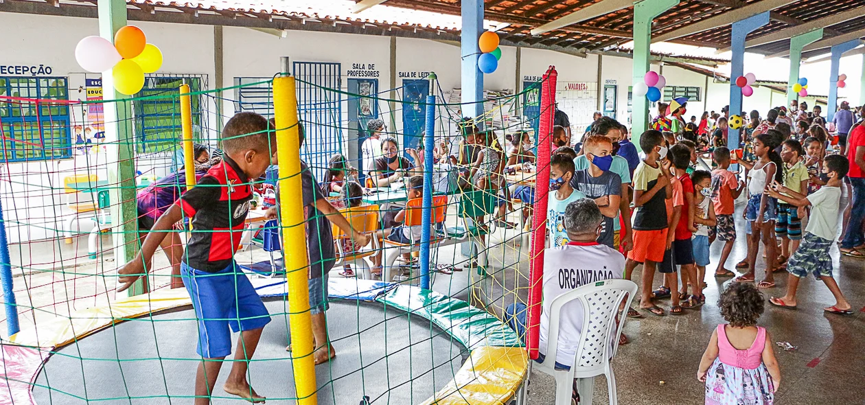 Projeto "Faça uma criança sorrir" ocorreu neste domingo no bairro Nova Teresina