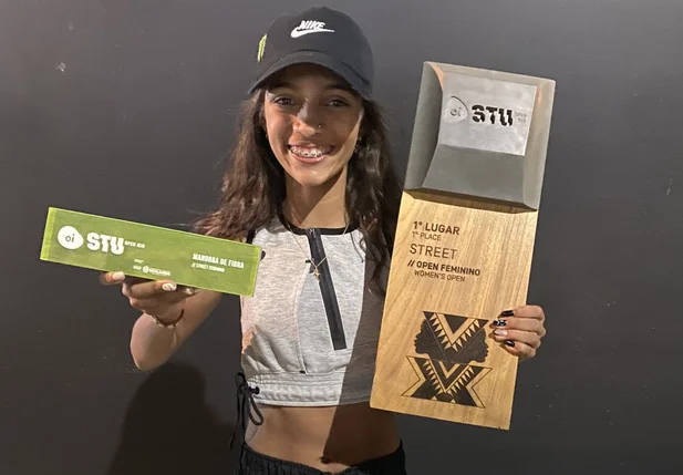 Rayssa Leal exibe troféu recebido neste domingo no Rio