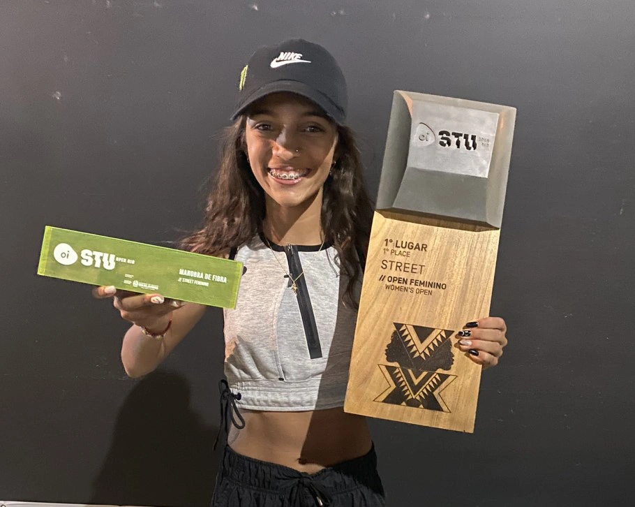 Rayssa Leal exibe troféu recebido neste domingo no Rio