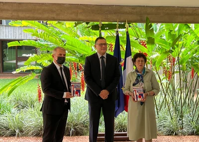 Riedel Batista apresentando seu livro na embaixada francesa em Brasília