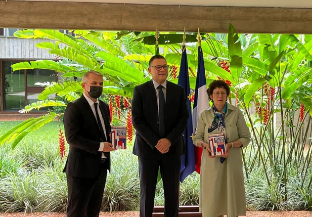 Riedel Batista apresentando seu livro na embaixada francesa em Brasília