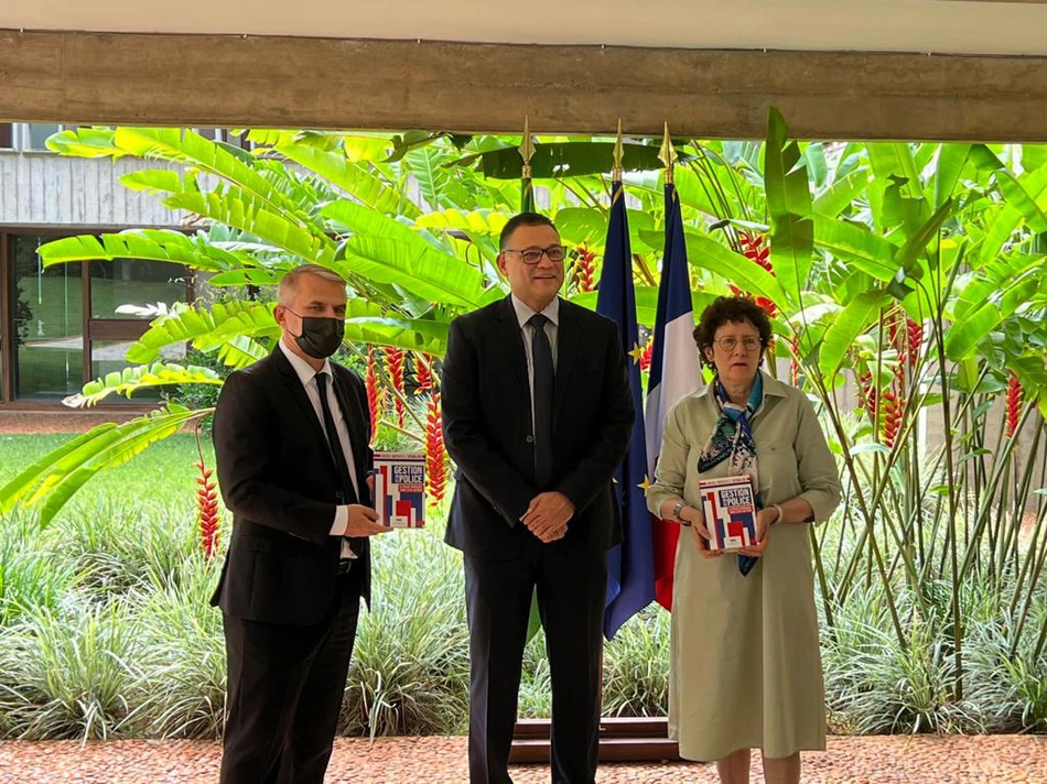 Riedel Batista apresentando seu livro na embaixada francesa em Brasília