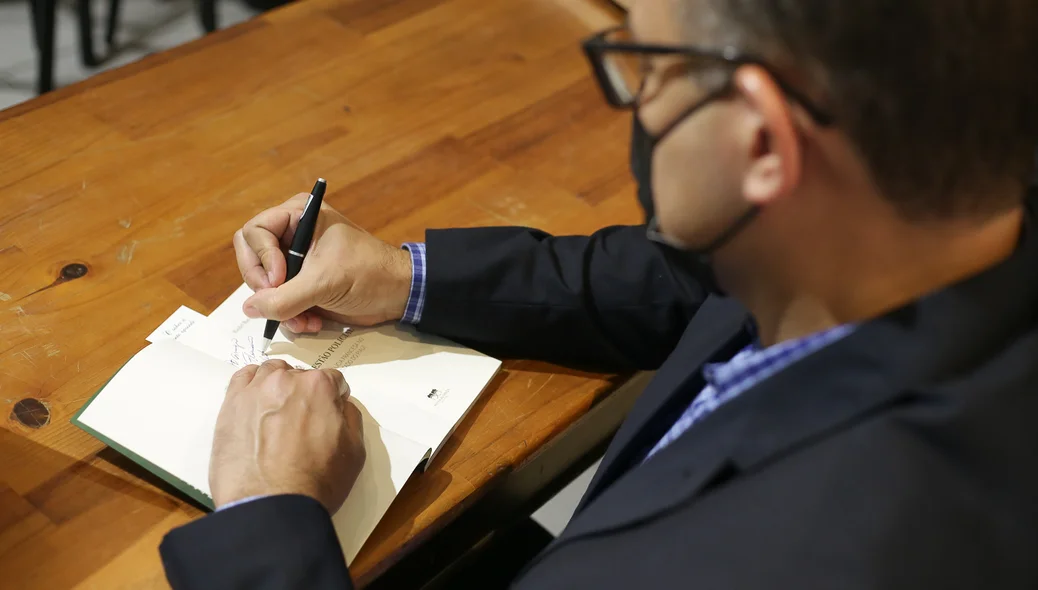 Riedel Batista Autografando o livro
