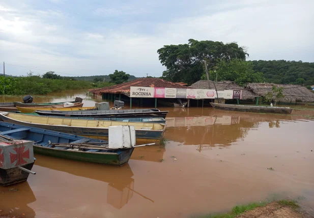 Rio Parnaíba transborda em Uruçuí e deixa famílias desabrigadas