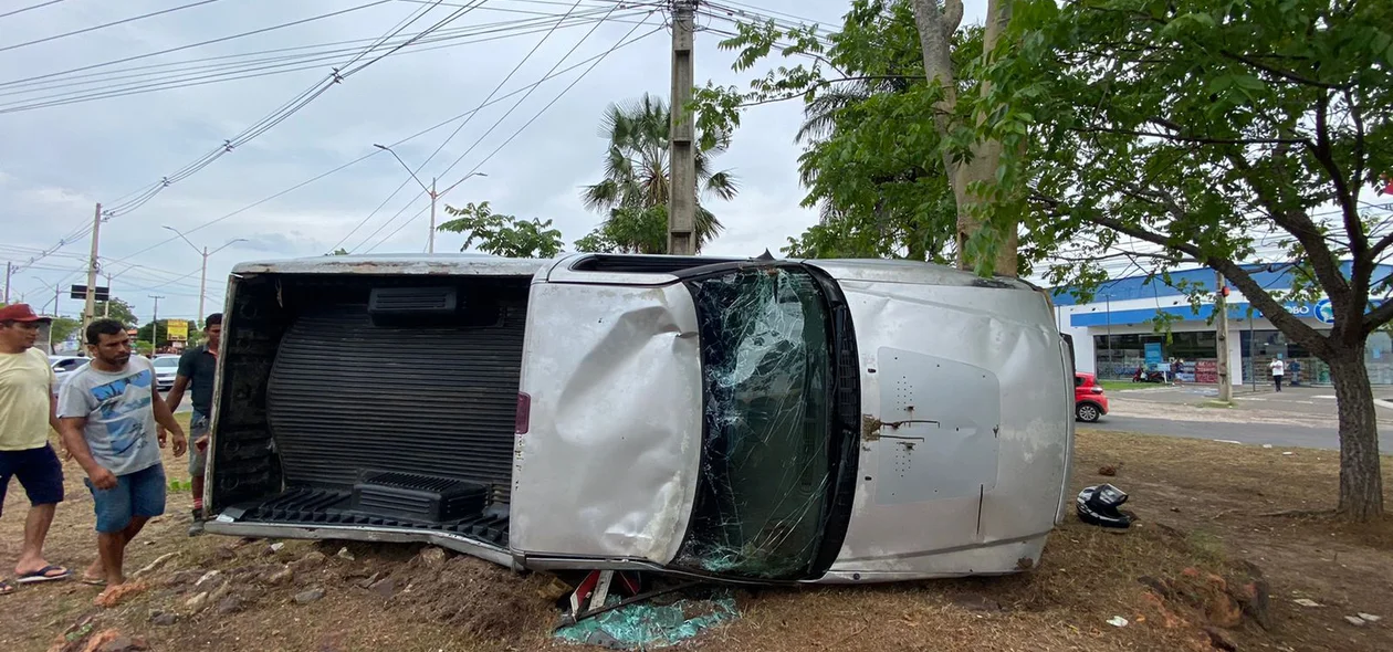 S10 capotou na Avenida Zequinha Freire